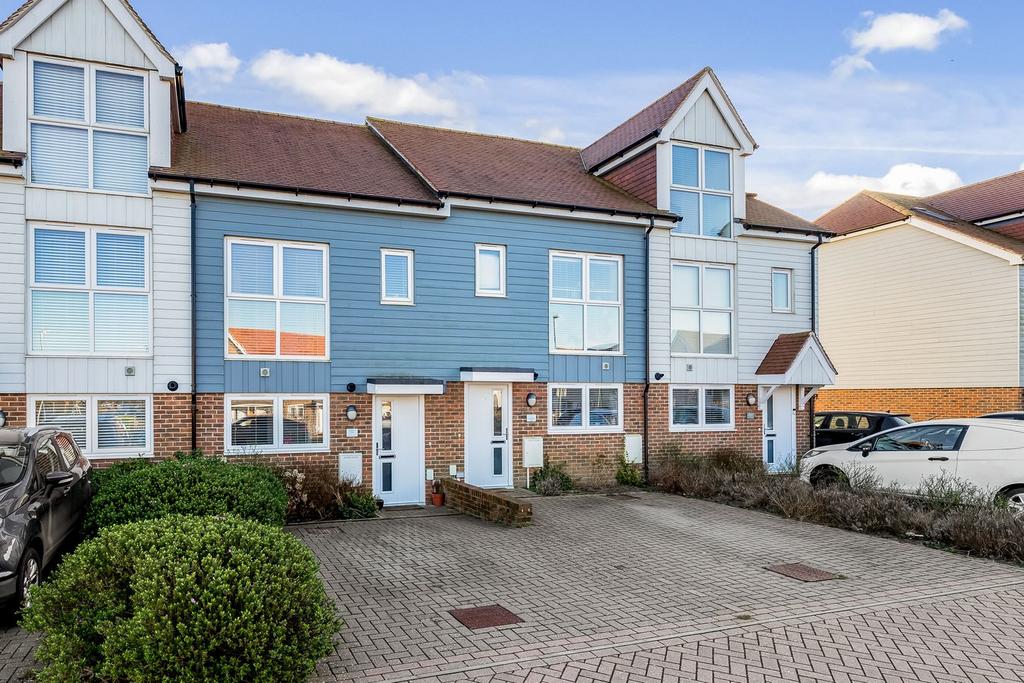 Juniper Way, Hawkinge, Folkestone, CT18 2 bed terraced house for sale