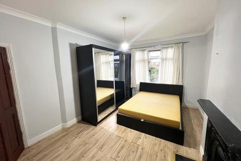 3 bedroom detached house to rent, Lyndhurst Road, London