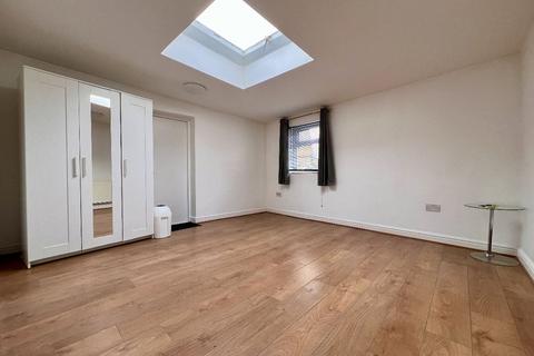 2 bedroom flat to rent, 38 Coombe Road Ground Floor Flat