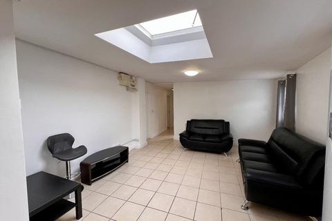 2 bedroom flat to rent, 38 Coombe Road Ground Floor Flat