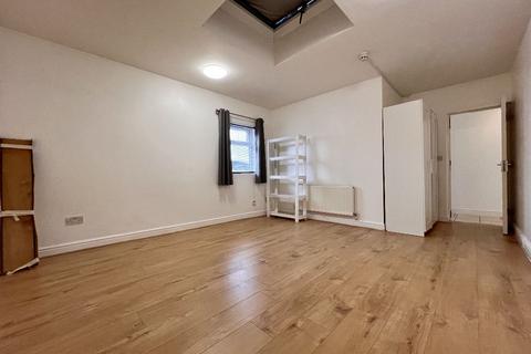 2 bedroom flat to rent, 38 Coombe Road Ground Floor Flat