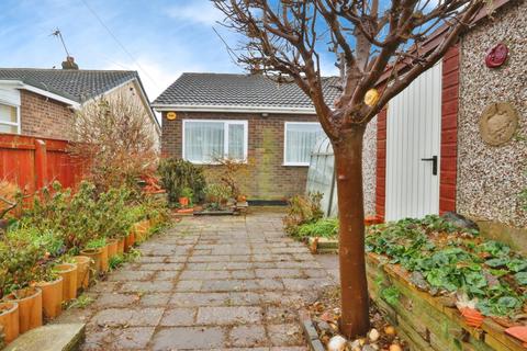 2 bedroom semi-detached bungalow for sale, Jendale, Hull, HU7 4BU