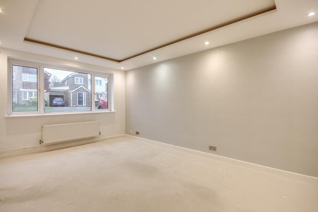 Shefford Crescent, Wokingham 4 bed detached house for sale £600,000