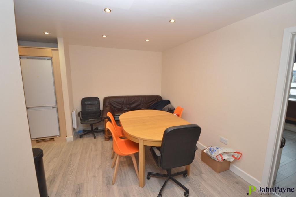 Lounge/Dining Area
