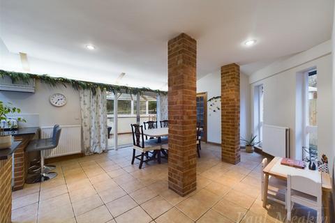 4 Foxearth Spur, South Croydon, CR2 8EP