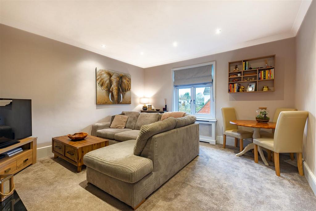 Queens Road, Datchet 2 bed apartment for sale £350,000