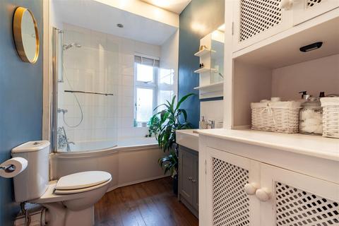 Flat 3, Inniscrone House, 4 Queens Road, Datchet, Slough, SL3 9BN
