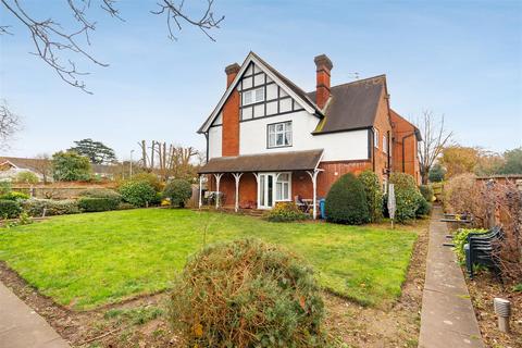 Flat 3, Inniscrone House, 4 Queens Road, Datchet, Slough, SL3 9BN