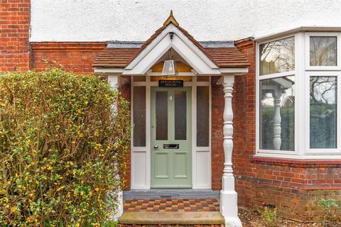 Flat 3, Inniscrone House, 4 Queens Road, Datchet, Slough, SL3 9BN