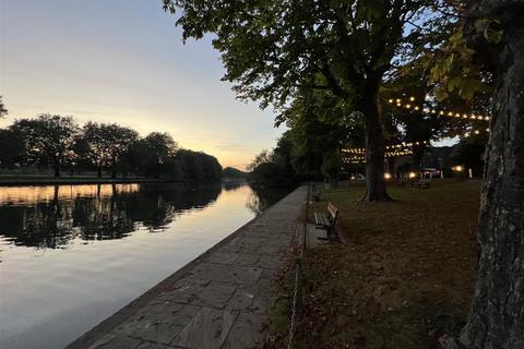 Flat 3, Inniscrone House, 4 Queens Road, Datchet, Slough, SL3 9BN