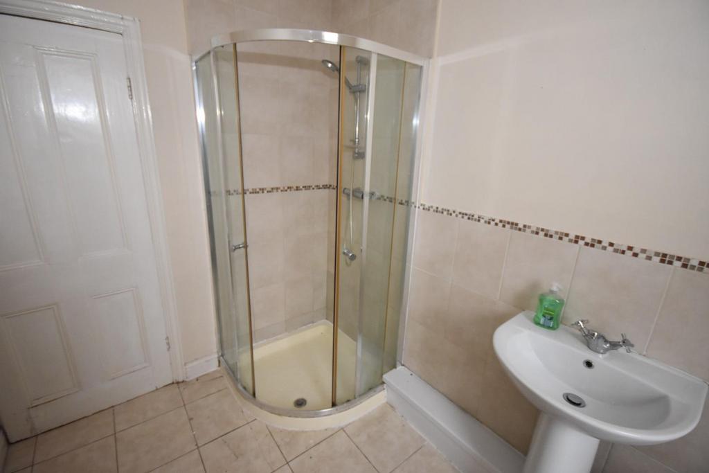 Bathroom 02.jpg