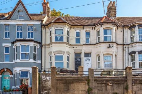 5 bedroom end of terrace house for sale, Luton Road, Chatham, ME4 5AE