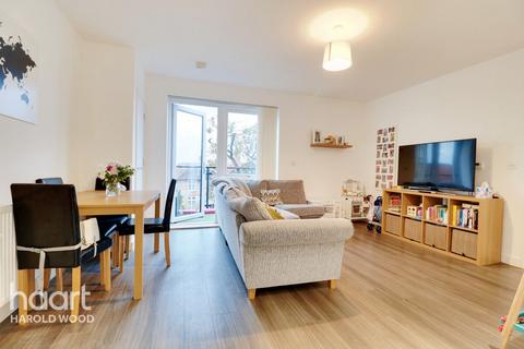 2 bedroom flat for sale - Jackdaw Close, Romford