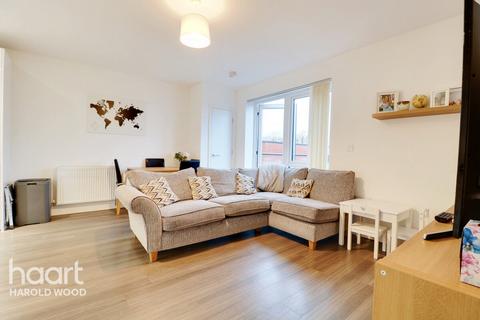 2 bedroom flat for sale - Jackdaw Close, Romford