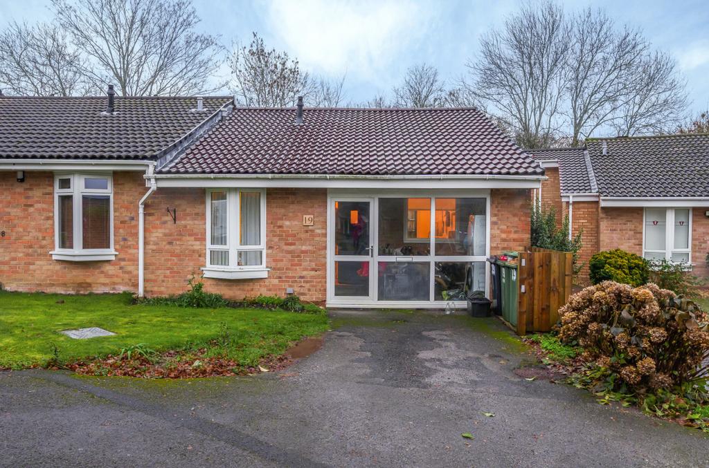 Windsor Gate, Boyatt Wood, Hampshire, SO50 2 bed bungalow for sale £