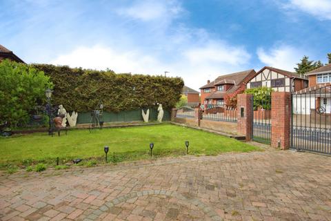 4 bedroom detached house for sale, Steli Avenue, Canvey Island, SS8