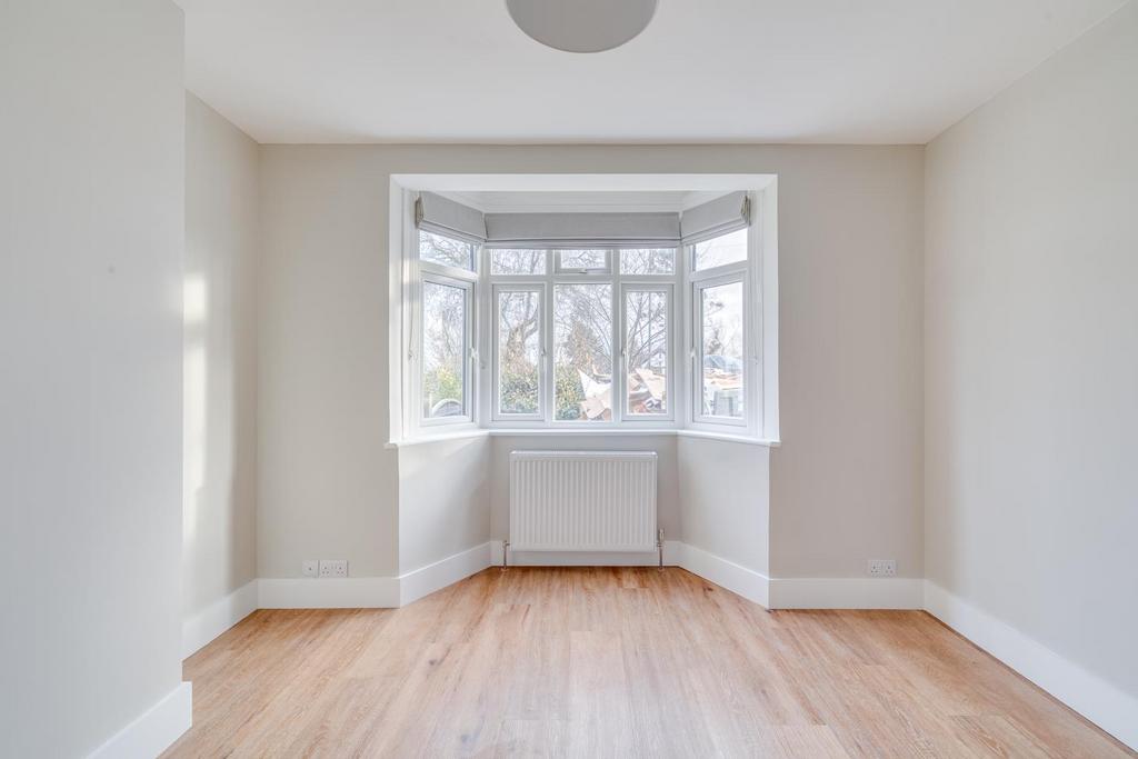 Pine Ridge, Carshalton 3 bed house £2,200 pcm (£508 pw)
