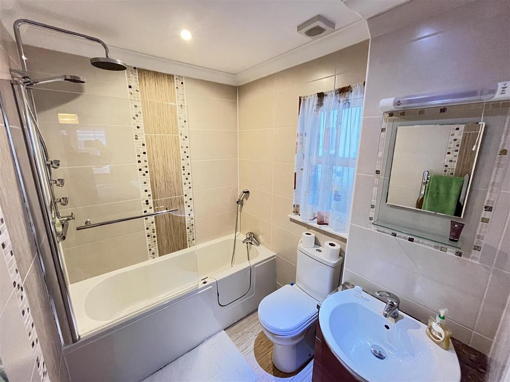 Gr floor ensuite shower room.JPG