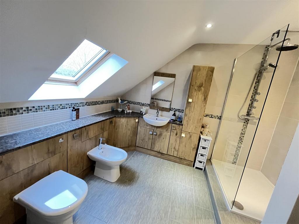 Master ensuite 1.JPG