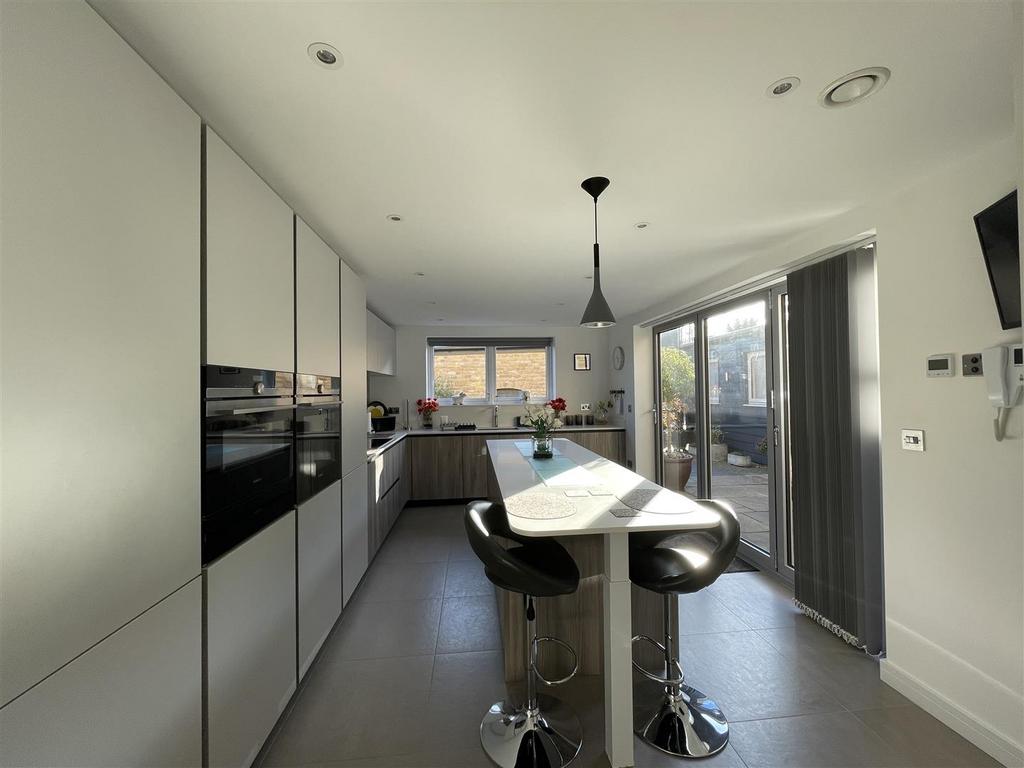 Kitchen 2.JPG