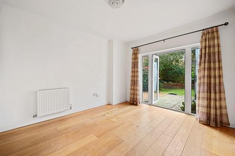 5 bedroom detached house to rent, Padelford Lane, Stanmore HA7 4WU