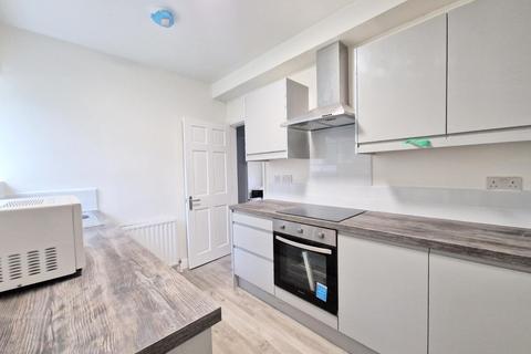 2 bedroom flat to rent - Sandringham Drive, Leeds, West Yorkshire, LS17