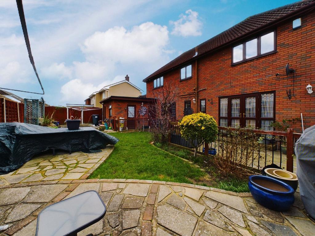 May Avenue, Canvey Island, SS8 4 bed detached house for sale £475,000