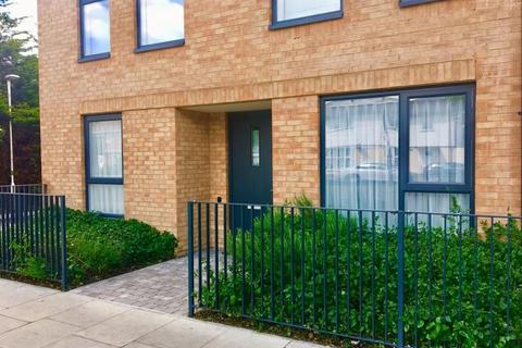 3 bedroom flat for sale, Arthur Court, Ruislip Road, Greenford, UB6