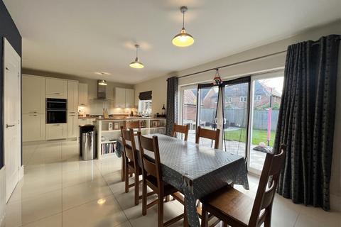 4 bedroom detached house for sale, Kings Meadow, Farndon, Chester