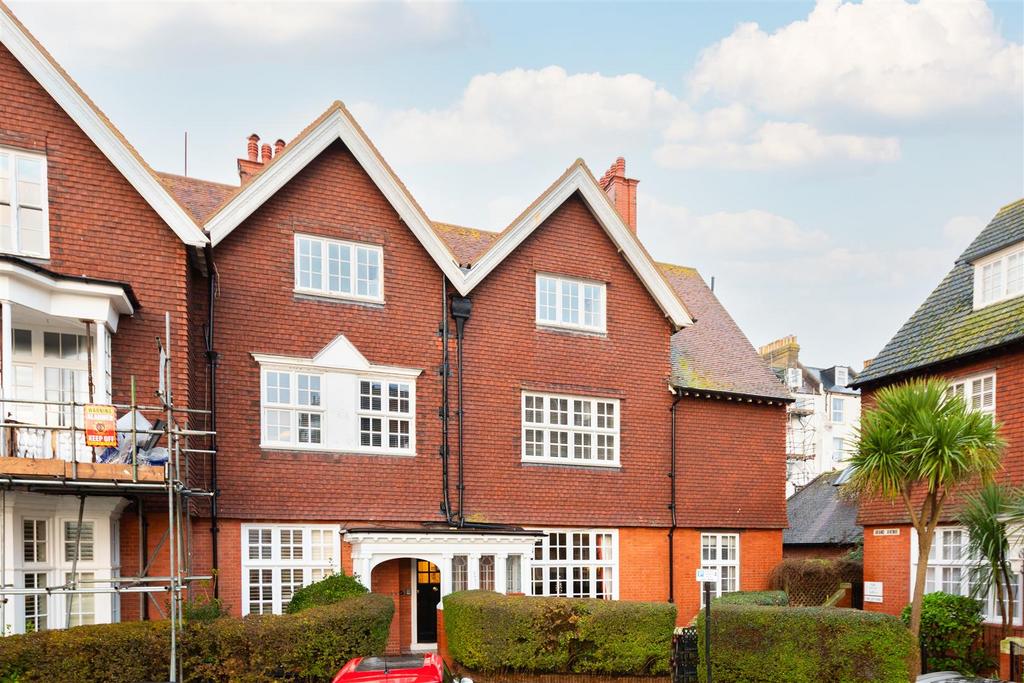 Grand Avenue, Hove 3 bed apartment for sale £800,000