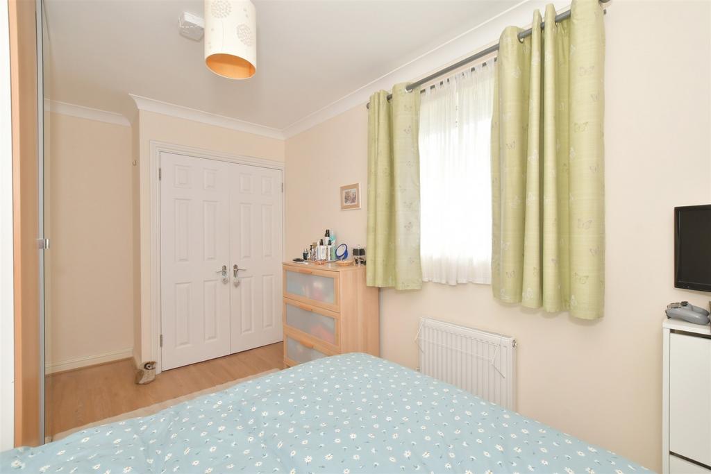 Park Lane, Cosham, Portsmouth, Hampshire 2 bed flat for sale £175,000