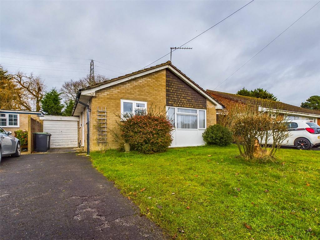 The Meadway, Highcliffe, Dorset, BH23 2 bed bungalow for sale £385,000