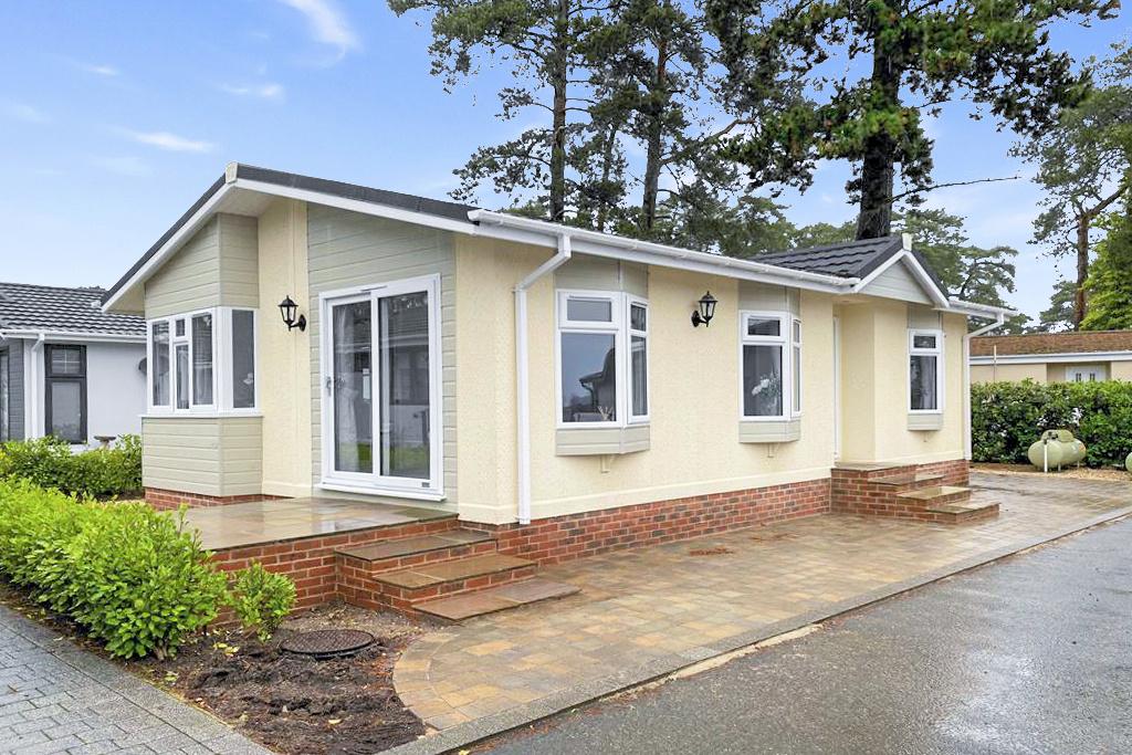 Lone Pine Drive Ferndown BH22 8FS 2 bed park home for sale £275,000