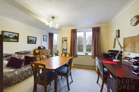 12 Winslow Close, Pinner, HA5 2QX