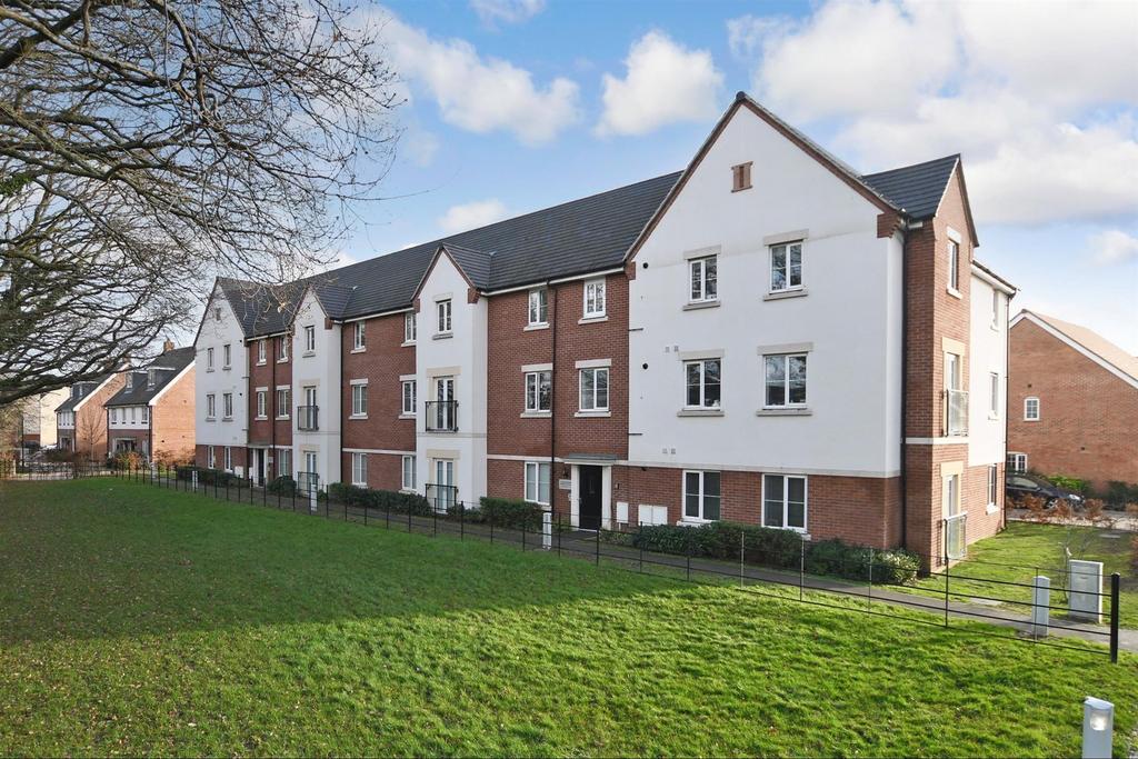 Daffodil Crescent, Crawley, West Sussex 2 bed apartment for sale £275,000