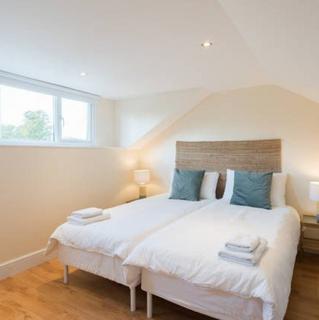 4 bedroom apartment to rent, Cowdenbeath Path, London, N1