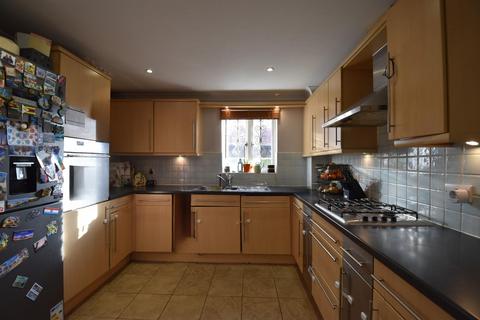 2 bedroom apartment to rent, Lumley Road, Horley