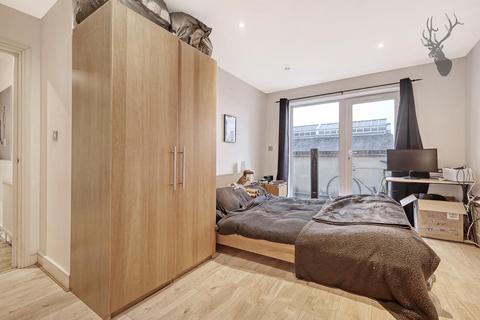 2 bedroom flat for sale, Wick Lane, London