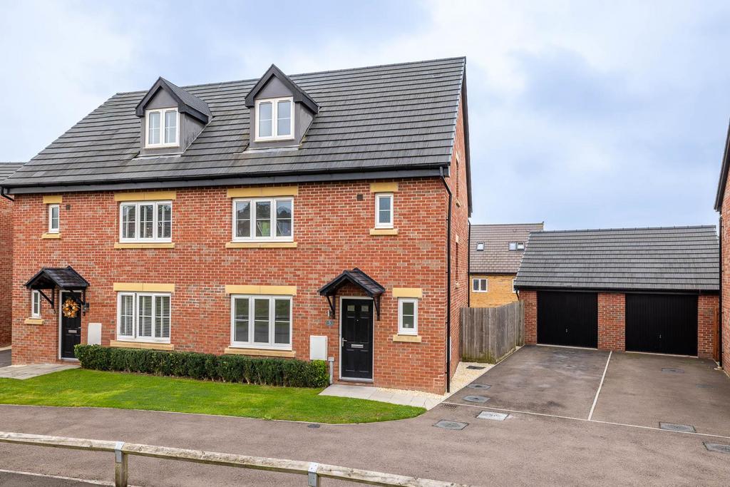Potter Grove, Lydney 4 bed semidetached house £365,000
