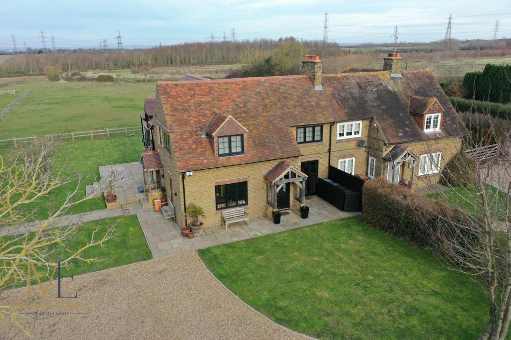 Aerial-Shot Round street Front 1