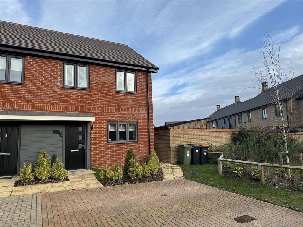 Camilla Grove, Thorn, Bedfordshire 2 bed end of terrace house £300,000