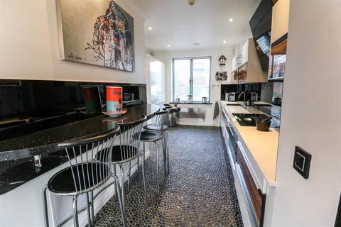 4 bedroom end of terrace house for sale - The Chase, Newhall, Harlow