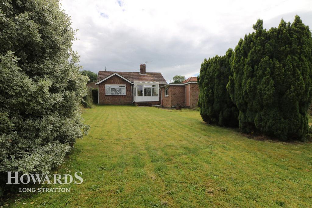 5 Pemberton Road, Harleston IP20 9JJ 3 bed detached bungalow for sale £280,000