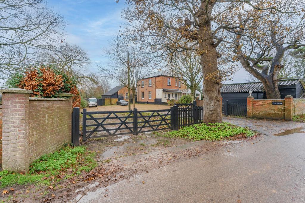 Lingwood Road, North Burlingham, NR13 4 bed detached house for sale £