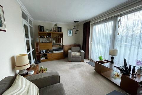 2 bedroom maisonette for sale, Bond Gardens, Wallington, SM6