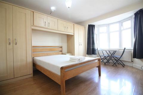 Studio to rent - Wood Lane, Isleworth