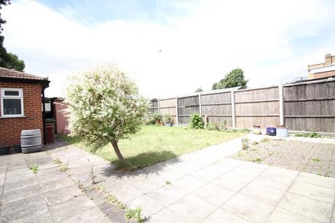 Studio to rent - Wood Lane, Isleworth