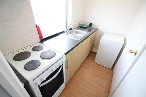 Studio to rent - Wood Lane, Isleworth