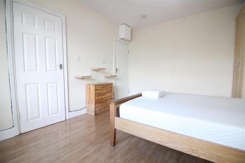 Studio to rent - Wood Lane, Isleworth