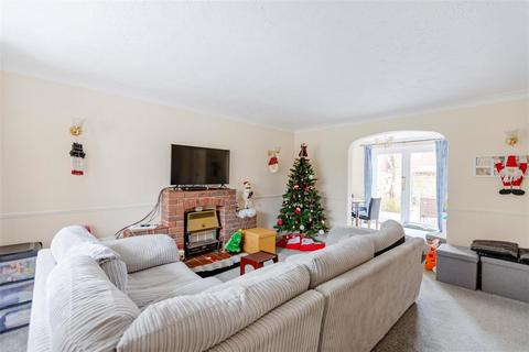 5 Kingfisher Close, Worthing, BN13 2TX
